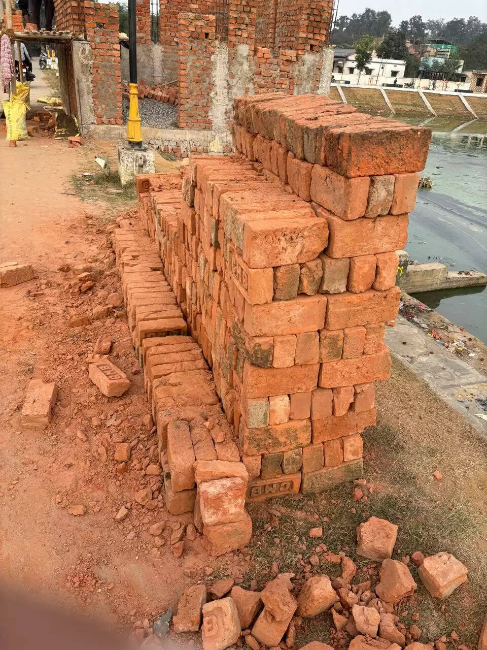 बिजुलिया तालाब में घटिया ईटों से बनाया जा रहा स्नान घर