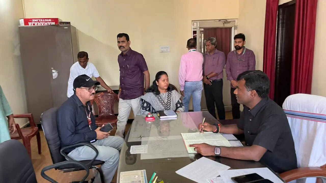नगड़ी थाना, अंचल कार्यालय और प्राथमिक स्वास्थ्य केंद्र का उपायुक्त ने किया औचक निरीक्षण