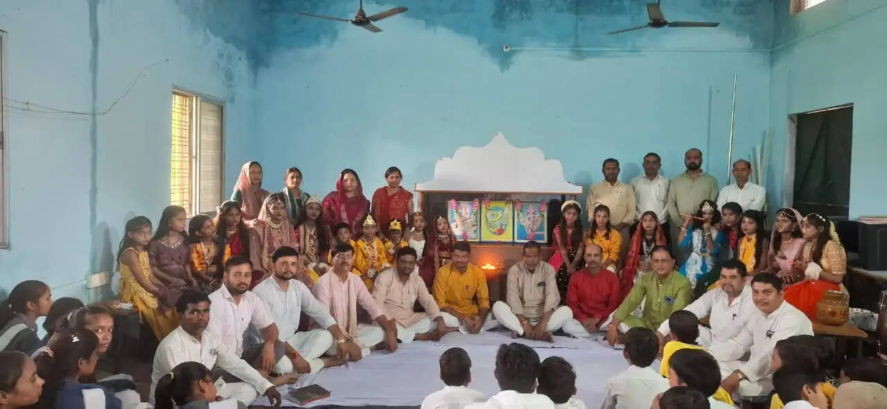 कृष्णमय हुए विद्या भारती के विद्यालय, नन्हे-मुन्हे बने कान्हा तो गूंजे भजन, कर्मयोग का दिया संदेश