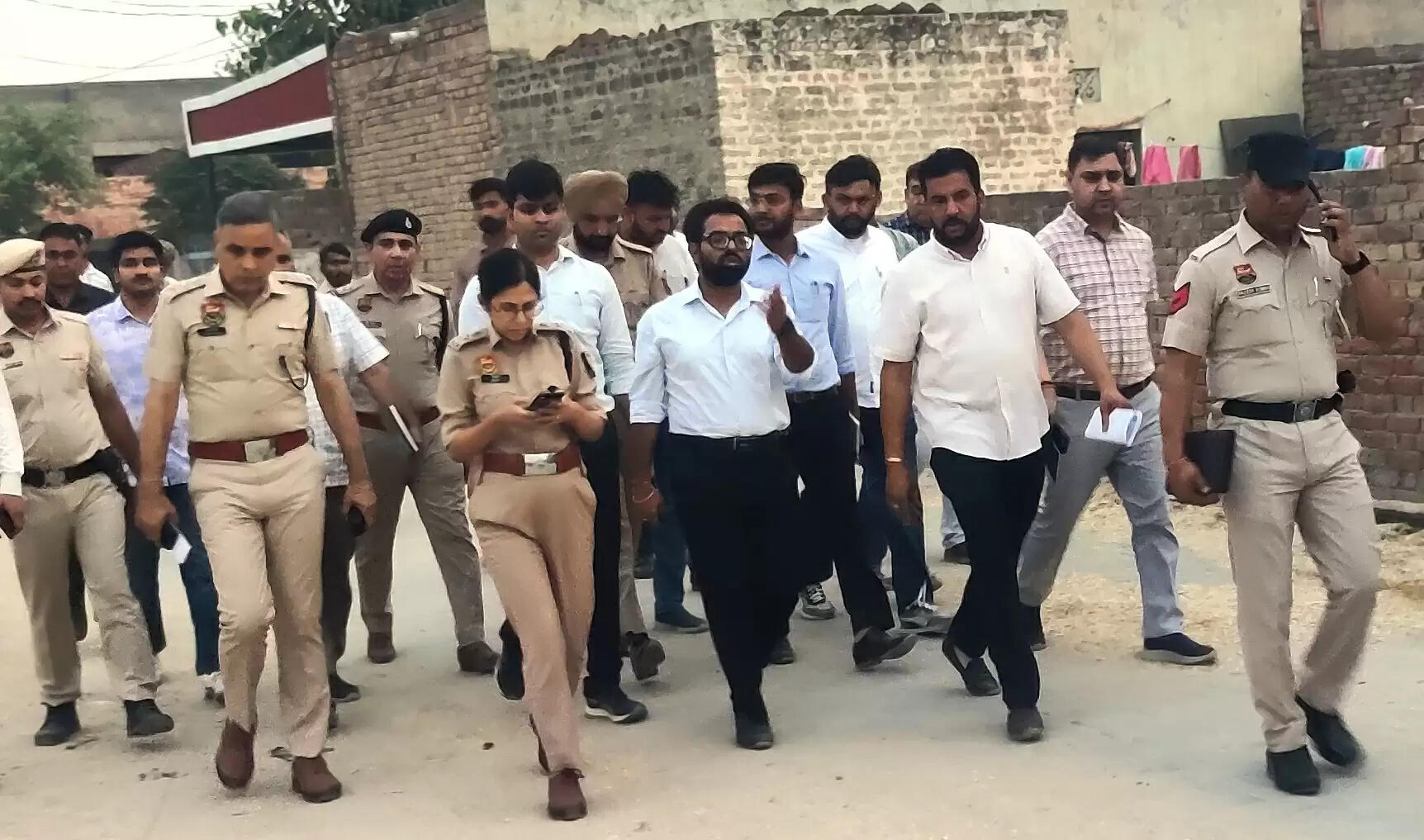 सिरसा: एडीसी व एसपी ने गलियों में पैदल घूमकर जानी गांव की समस्याएं