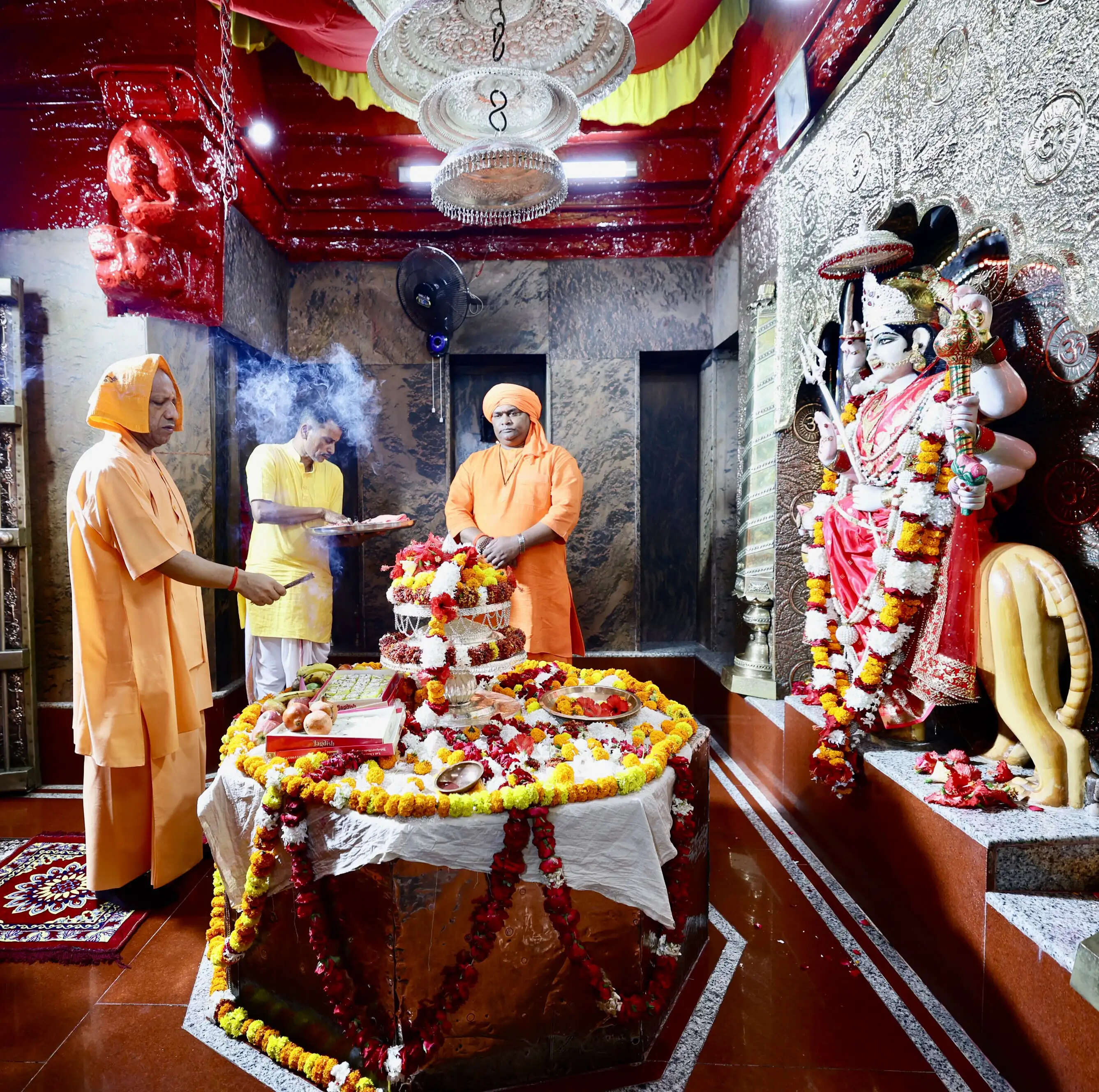 मुख्यमंत्री योगी ने देवीपाटन मंदिर में की मां पाटेश्वरी की आराधना, गौशाला में गायों को खिलाया हरा चारा