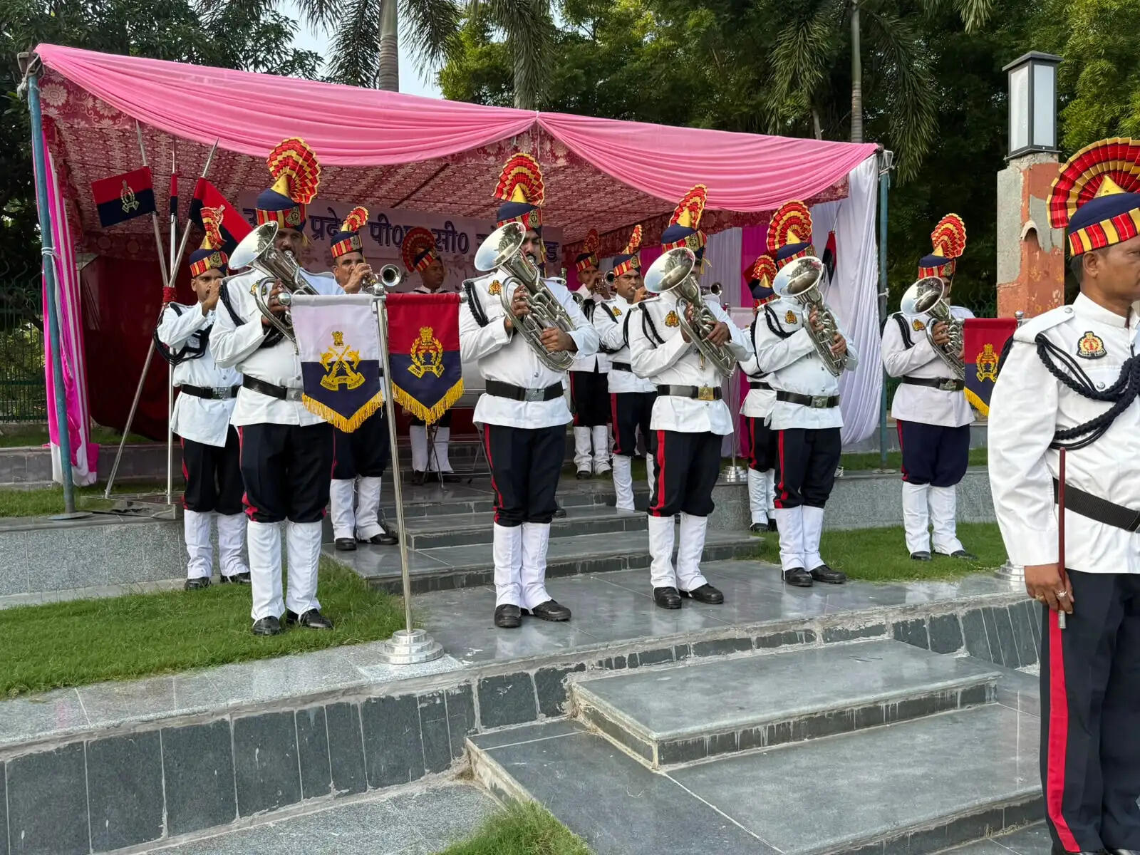 लखनऊ में स्वतंत्रता दिवस से पहले जनेश्वर पार्क में पीएसी की स्टेट बैंड ने देशभक्ति धुनों की प्रस्तुति दी