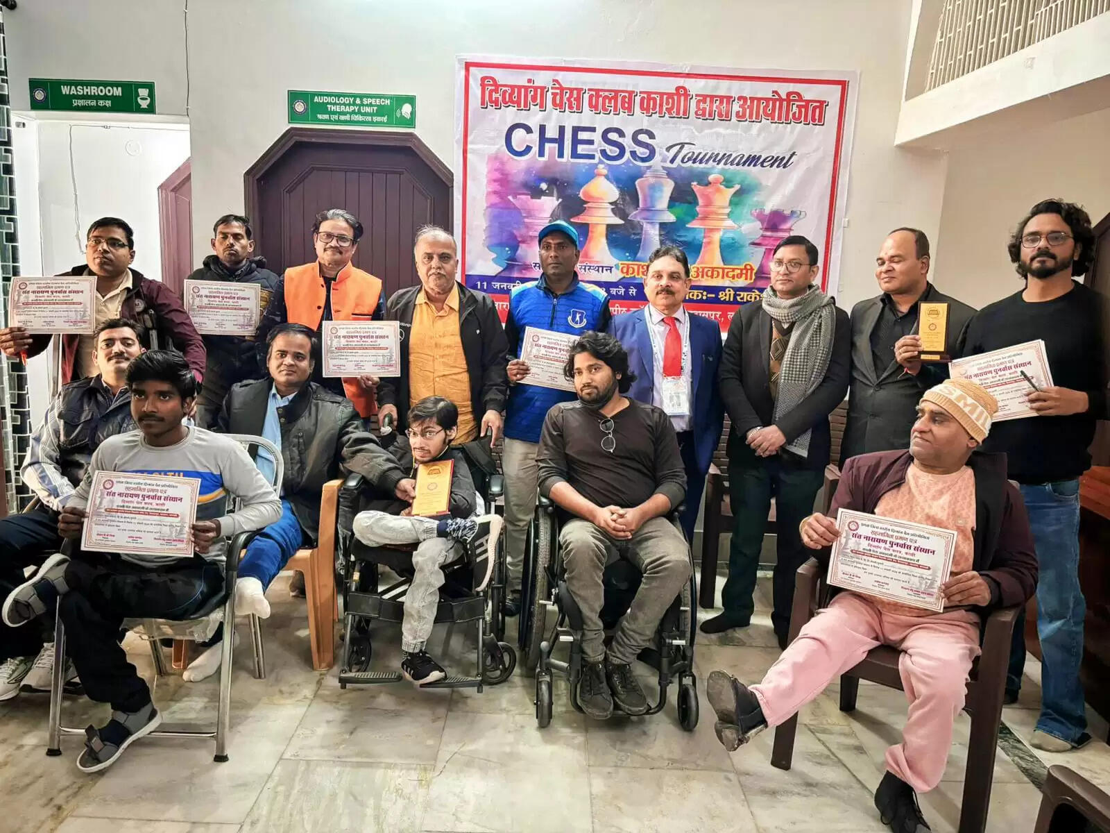 वाराणसी: दिव्यांग शतरंज प्रतियोगिता के चैंपियन बने अक्षत रस्तोगी