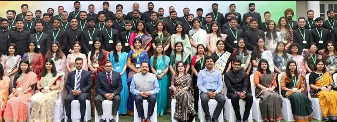 डॉ. जितेंद्र सिंह ने आईएएस प्रशिक्षुओं से की बातचीत, कहा- लोक सेवाओं में महिलाओं को मिल रहा ऐतिहासिक प्रतिनिधित्व