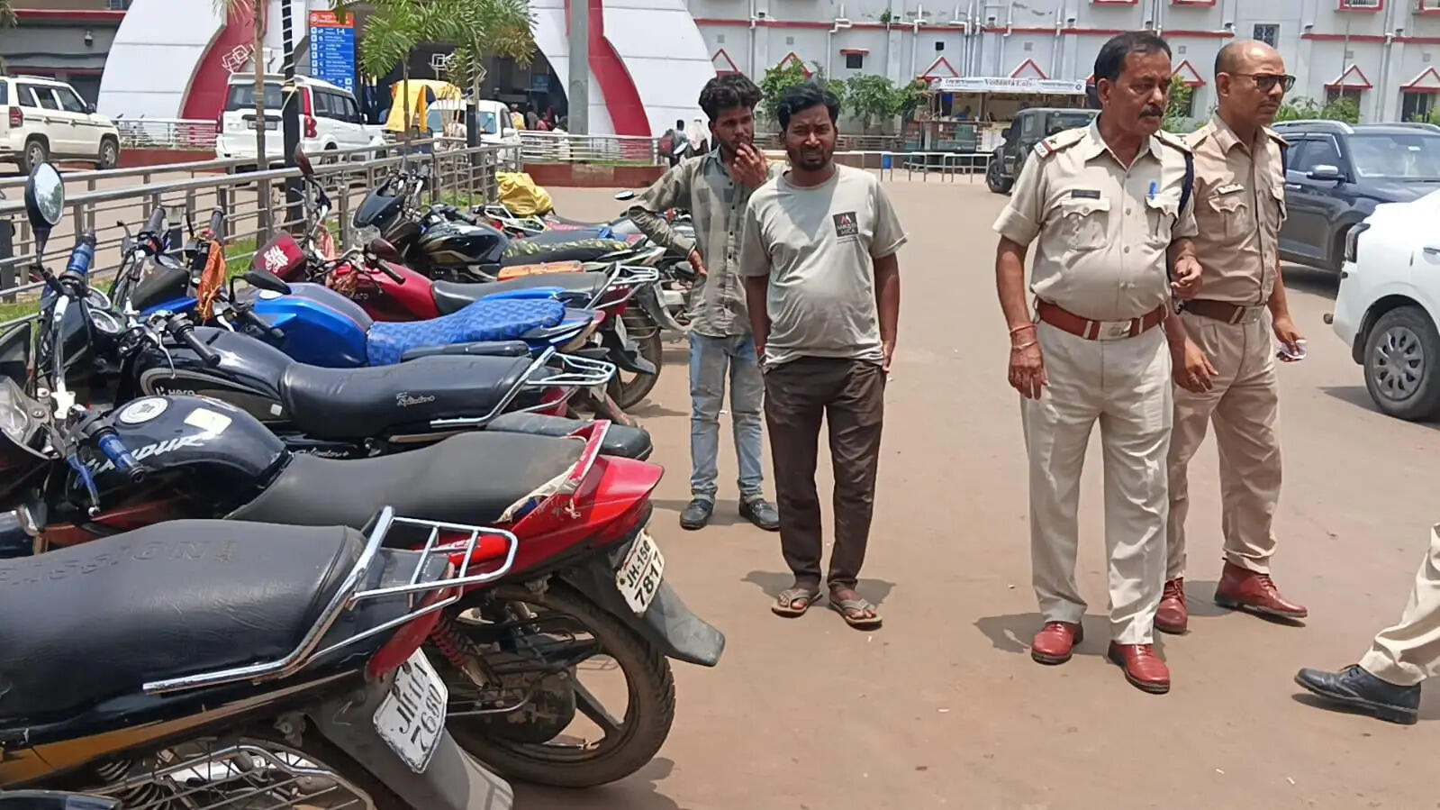 स्टेशन परिसर में नो-पार्किंग में खड़े वाहनों से वसूला जुर्माना