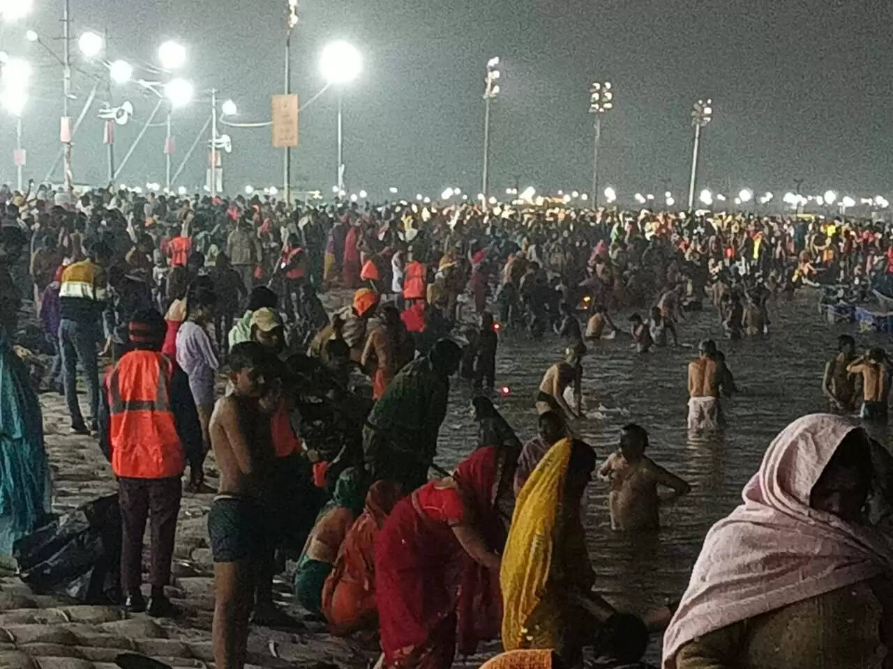 हर-हर गंगे के जयकारे के साथ संगम पर शुरू हुआ पौष पूर्णिमा का स्नान, एक माह के कल्पवास का शुभारंभ