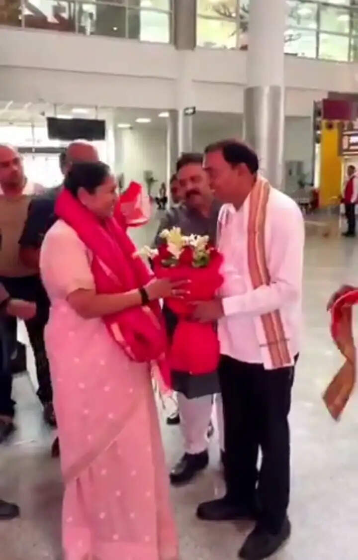 वाराणसी अंतरराष्ट्रीय हवाई अड्डे पर दिल्ली की मुख्यमंत्री रेखा गुप्ता का भाजपा के क्षेत्रीय अध्यक्ष ने किया स्वागत