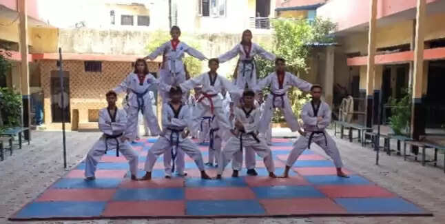 ताइक्वांडो के 51 खिलाड़ियों ने दिया बेल्ट व ब्रेकिंग एग्जाम