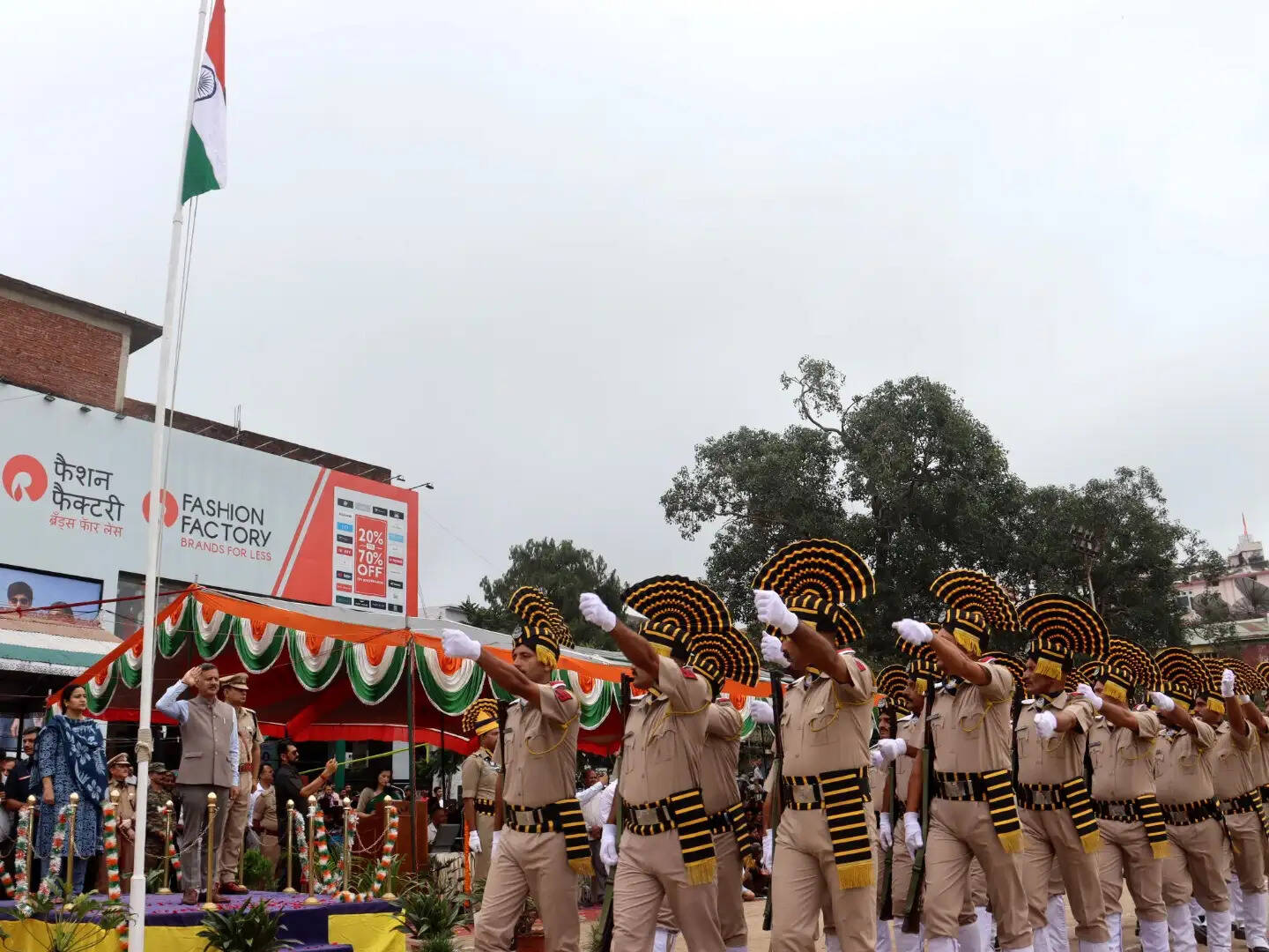 नाहन में तकनीकी शिक्षा मंत्री राजेश धर्माणी ने ध्वाजारोहण कर ली परेड की सलामी