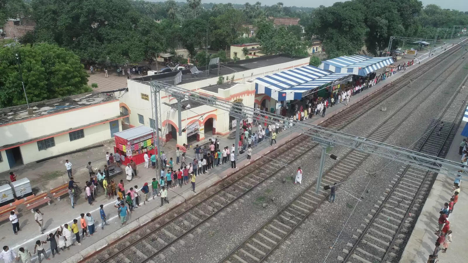 एक्सप्रेस ट्रेनों के ठहराव के लिए सलौना स्टेशन पर बनाया विशाल मानव श्रृंखला