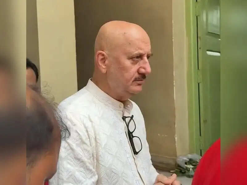 कोलकाता के कालीघाट मंदिर में अनुपम खेर ने की पूजा, की ‘स्वास्थ्य और शांति’ की कामना