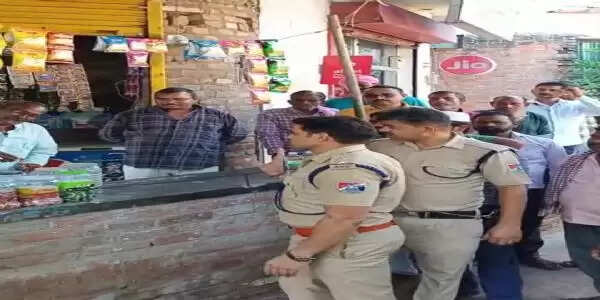 रेलवे पुलिस ने अतिक्रमण करने वालों काे थमाया नाेटिस