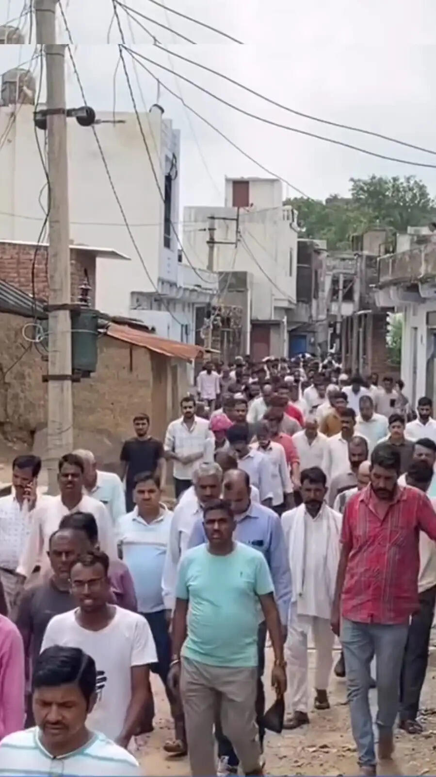 पुलिस लाइन में गूंजी अंतिम सलामी, थाना प्रभारी को पुष्पचक्र अर्पित कर दी श्रद्धांजलि