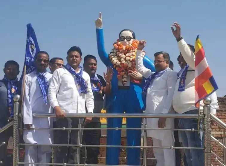 हाथरस में धूमधाम से निकाली गई बाबा साहब की प्रभात फेरी , जगह—जगह हुई पुष्प वर्षा