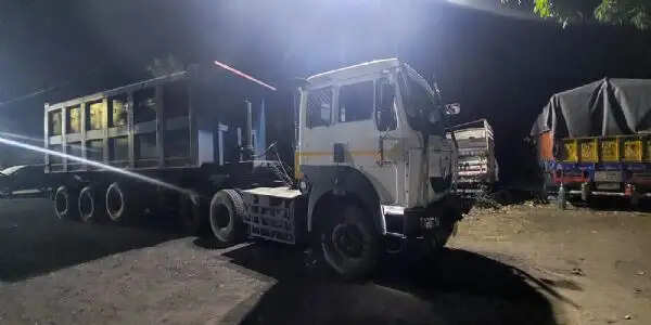 बालू लदा ट्रैक्टर और गिट्टी लदा टीप ट्रेलर धराया, प्राथमिकी दर्ज