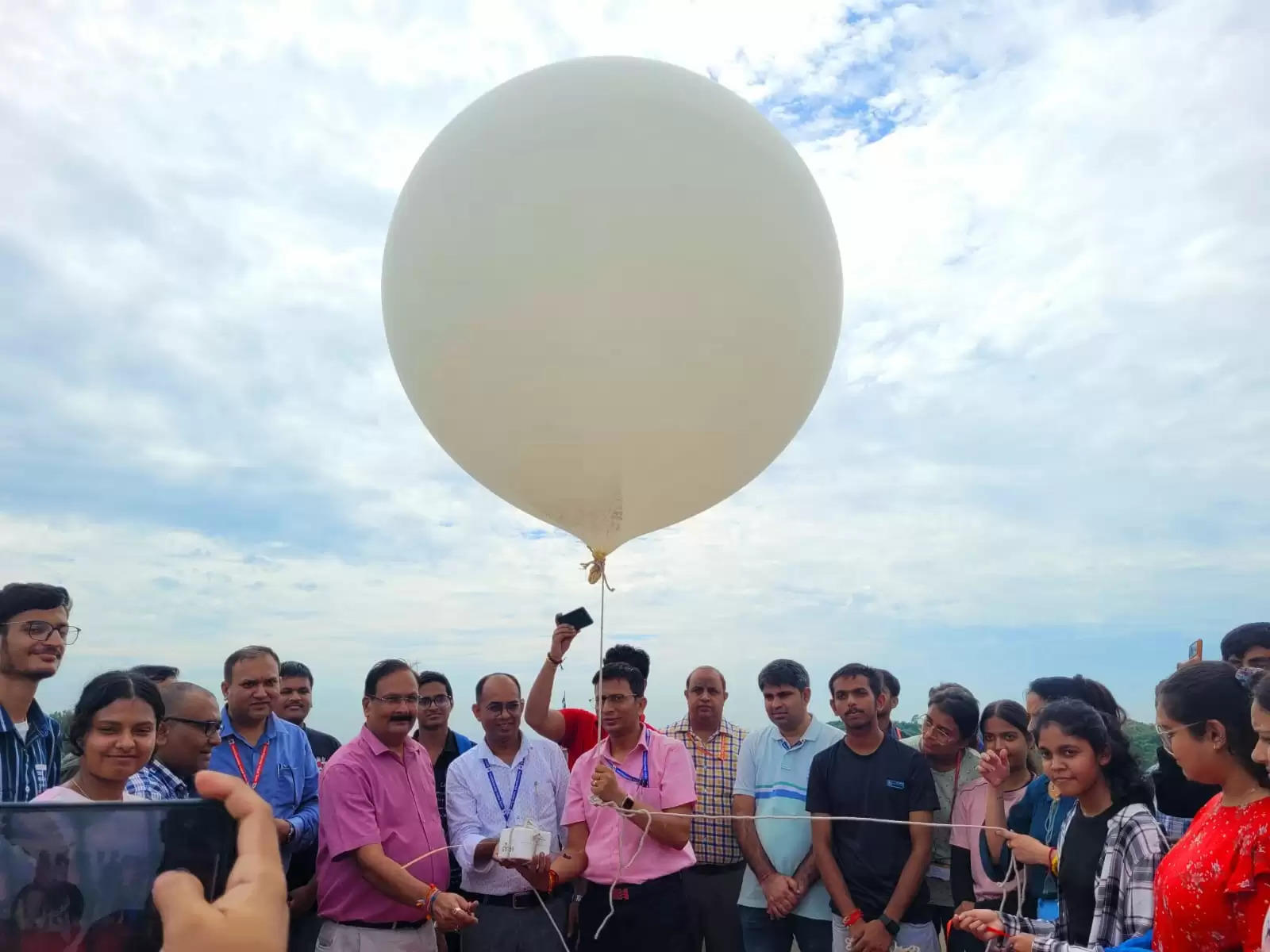 सीयूजे, इसरो केंद्र ने वायुमंडलीय डेटा संग्रह के लिए दूसरा रेडियो-सोंडे लॉन्च किया