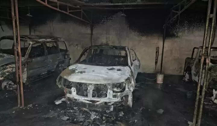 धार : हैप्पी विला कॉलोनी स्थित परिसर में भीषण आग, पांच वाहन जलकर खाक