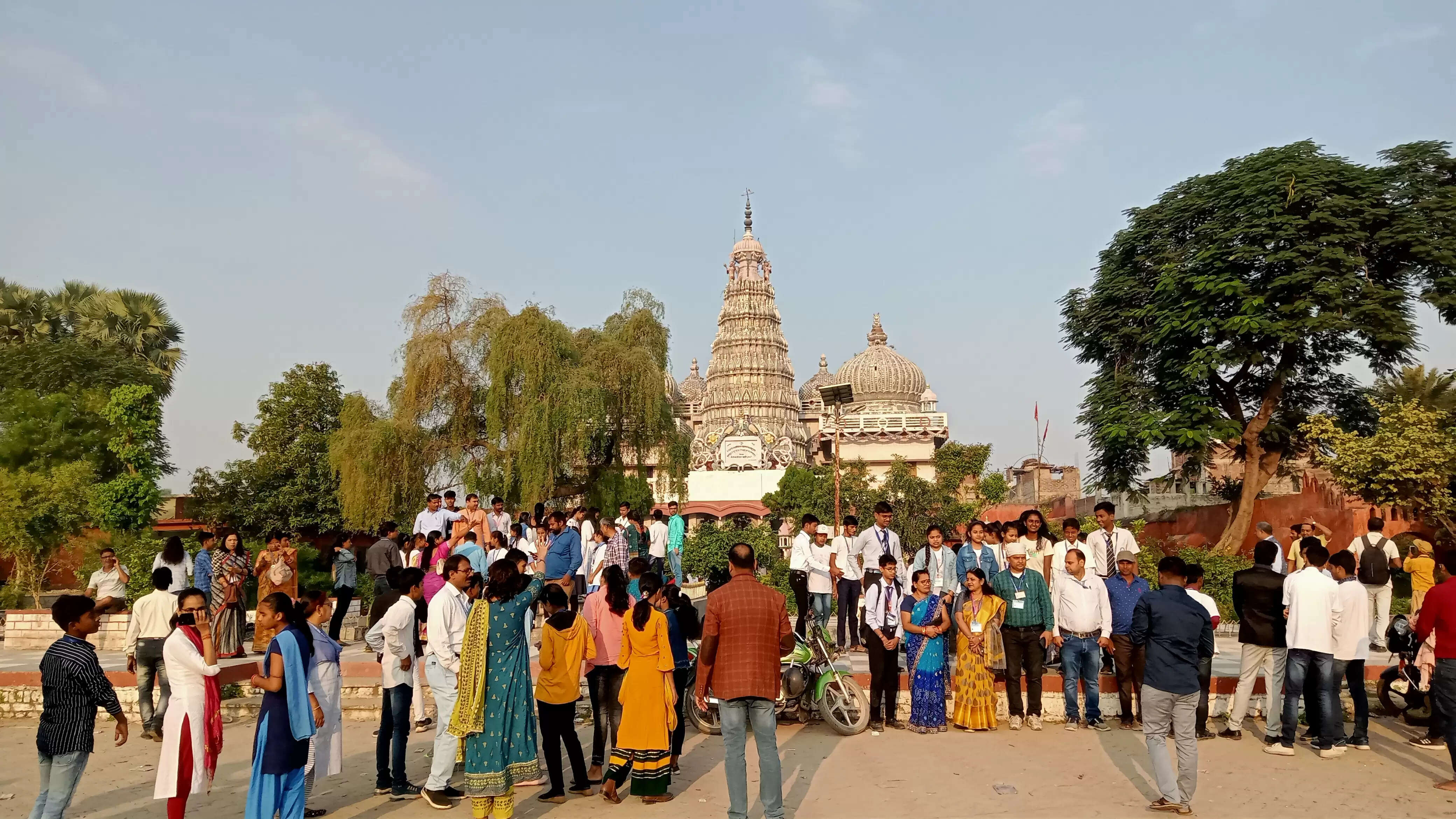 पूरे बिहार के बाल वैज्ञानिक पहुंचे नौलखा मंदिर, कलाकृति को बताया अद्भुत