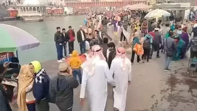 हरकी पैड़ी पर दो शेखाें के घूमने का वीडियाे वायरल, सुरक्षा पर उठे सवाल