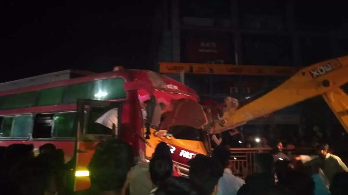 रायपुर-बस ने ऑटो को टक्कर मारा ,15 लोग घायल