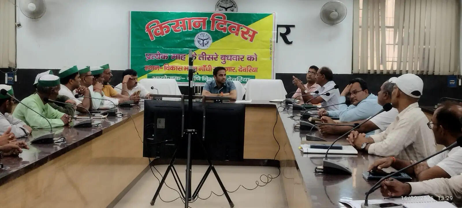 देवरिया : किसान दिवस में किसानों ने उठाईं समस्याएं, बकाया भुगतान की शिकायत पर दुग्ध प्रबंधक को नोटिस जारी