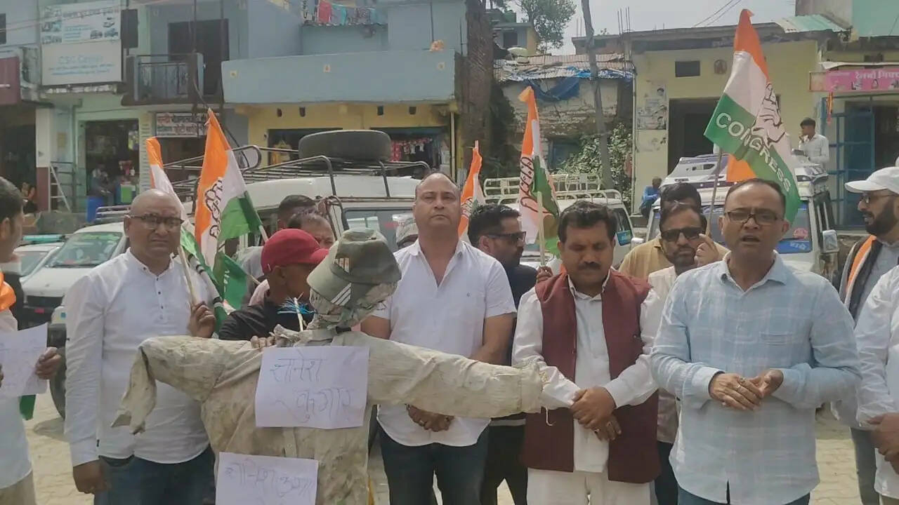 चौबट्टाखाल में कांग्रेस का प्रदर्शन, मुख्य चुनाव आयुक्त का पुतला फूंका