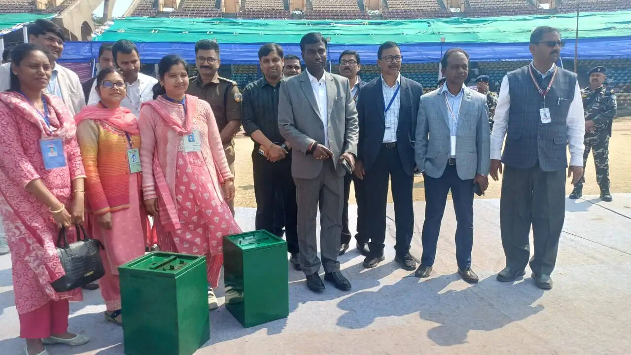 नगर निगम चुनाव : रांची के मोरहाबादी स्टेडियम से पोलिंग पार्टियां रवाना, प्रशासन ने दिए आवश्यक दिशा-निर्देश