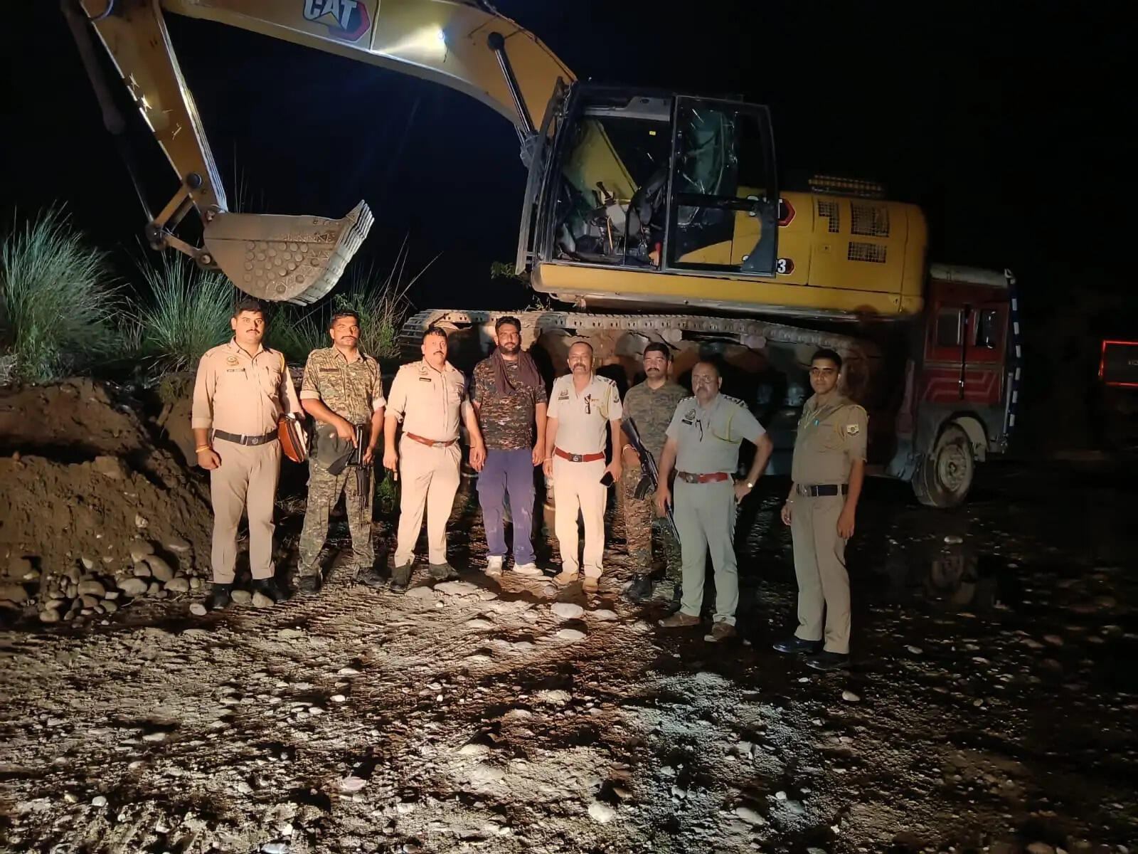 फतेहपुर में अवैध खनन करते हुए पोकलेन सहित 9 वाहन जब्त