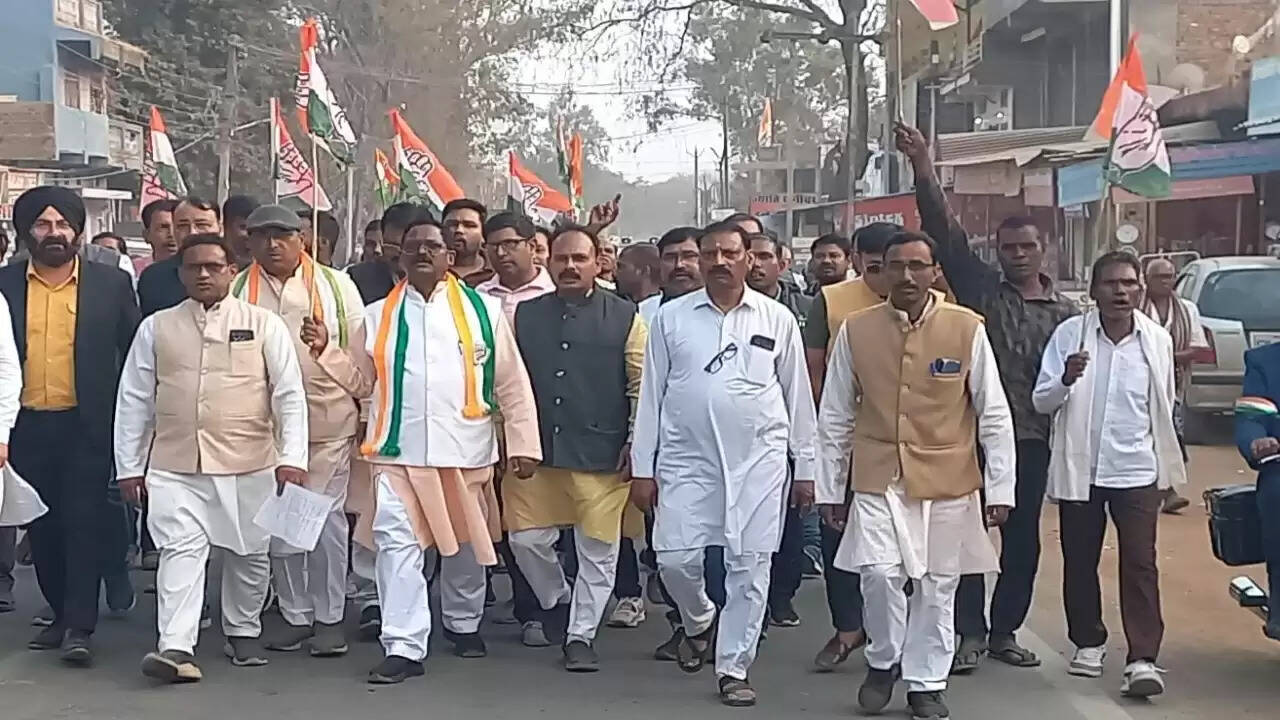 अंबिकापुर : मनरेगा का नाम बदलने के विरोध में कांग्रेस का प्रदर्शन, तहसीलदार को सौंपा ज्ञापन