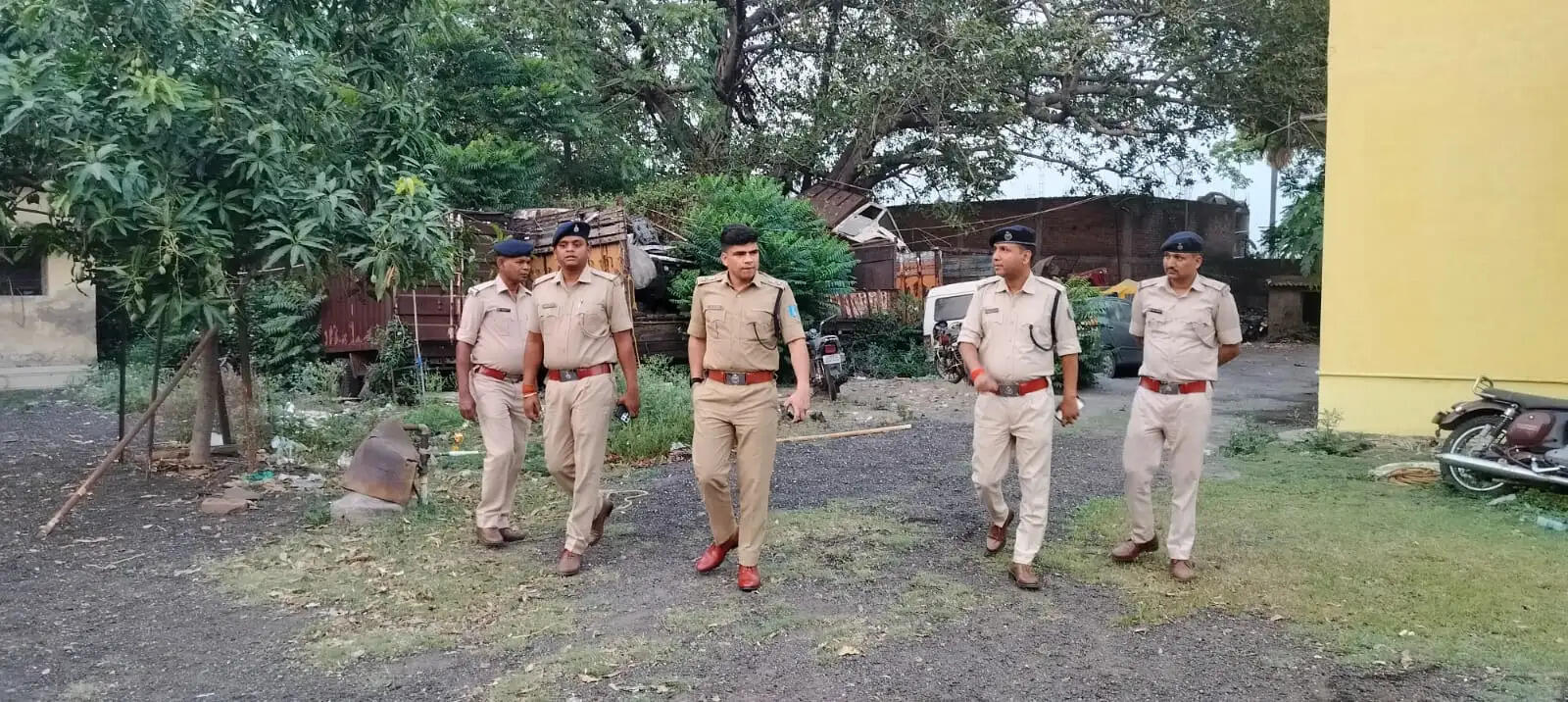 मांडू थाना पहुंचे एसपी, थाना प्रभारी को दिया निर्देश