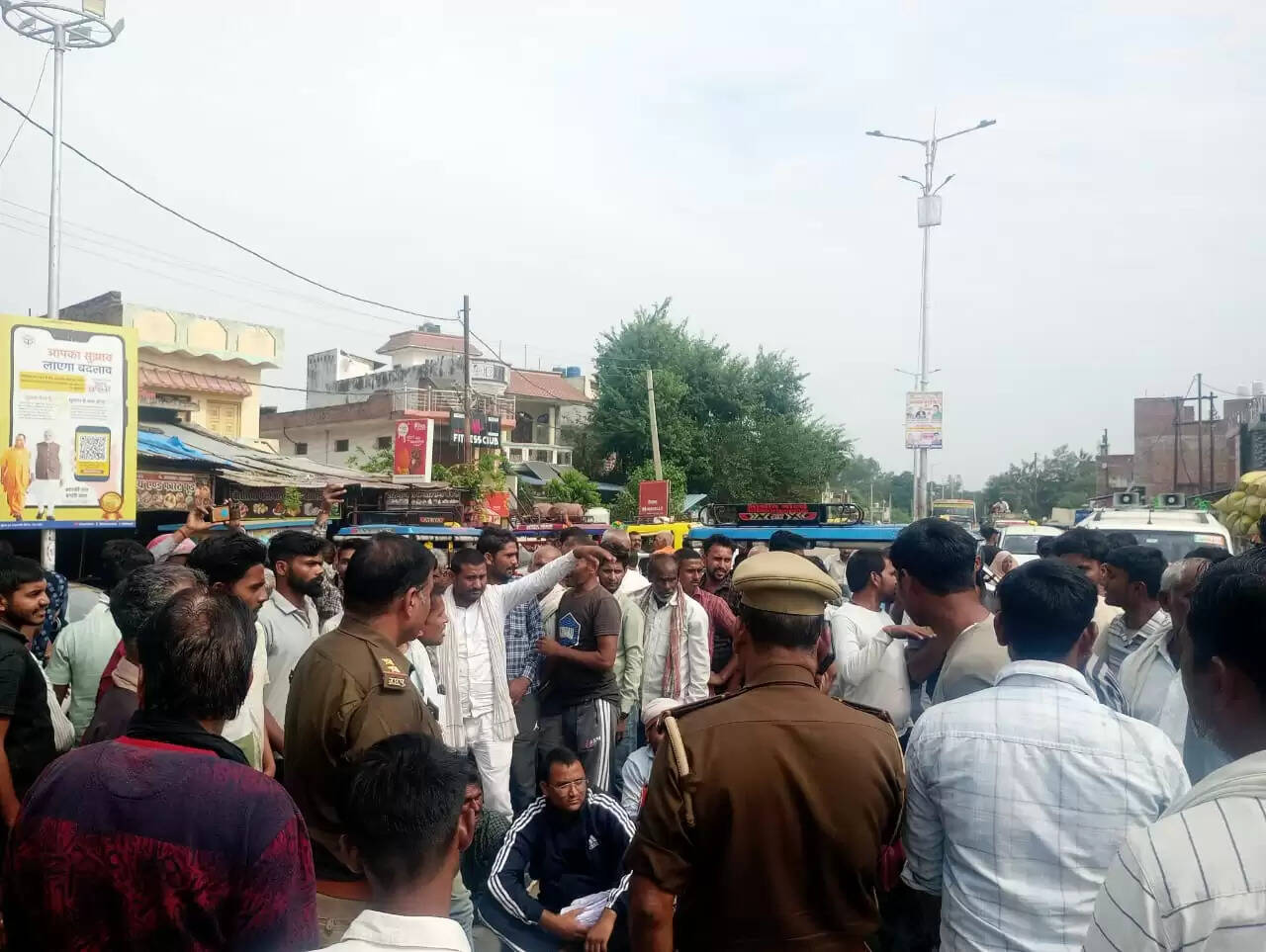 खाद वितरण में धांधली से किसान भड़के, हाइवे में जाम लगाकर किया हंगामा