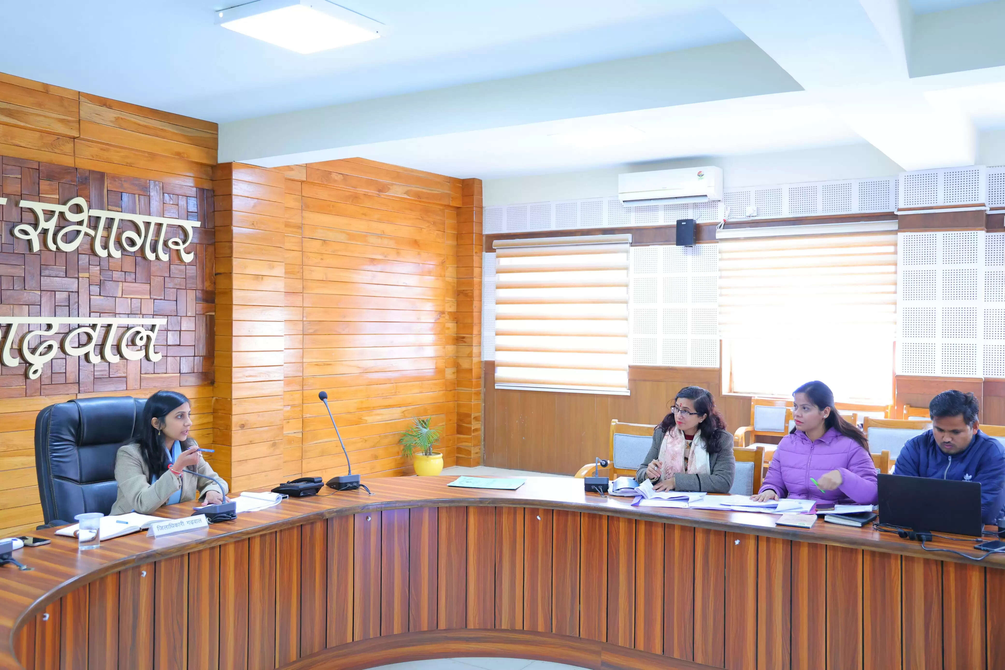 सड़क किनारे कूड़ा फेंकने वालों पर सीसीटीवी से होगी निगरानी: डीएम