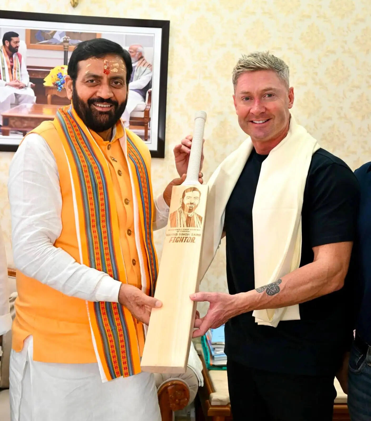 पूर्व आस्ट्रेलियाई&nbsp;क्रिकेटर माइकल क्लार्क की गेंद पर मुख्यमंत्री सैनी ने&nbsp;जड़े दो छक्के