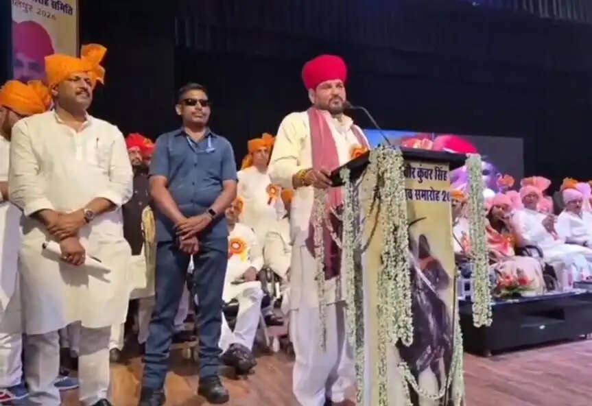 महात्मा गांधी को आजादी का पूरा श्रेय देना हजारों क्रांतिकारियों का अपमान है : ब्रजभूषण शरण सिंह