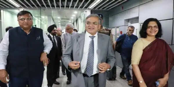 चुनाव 26 : मतदान के दिन उम्मीदवारों के क्षेत्र छोड़ने पर चुनाव आयोग की रोक