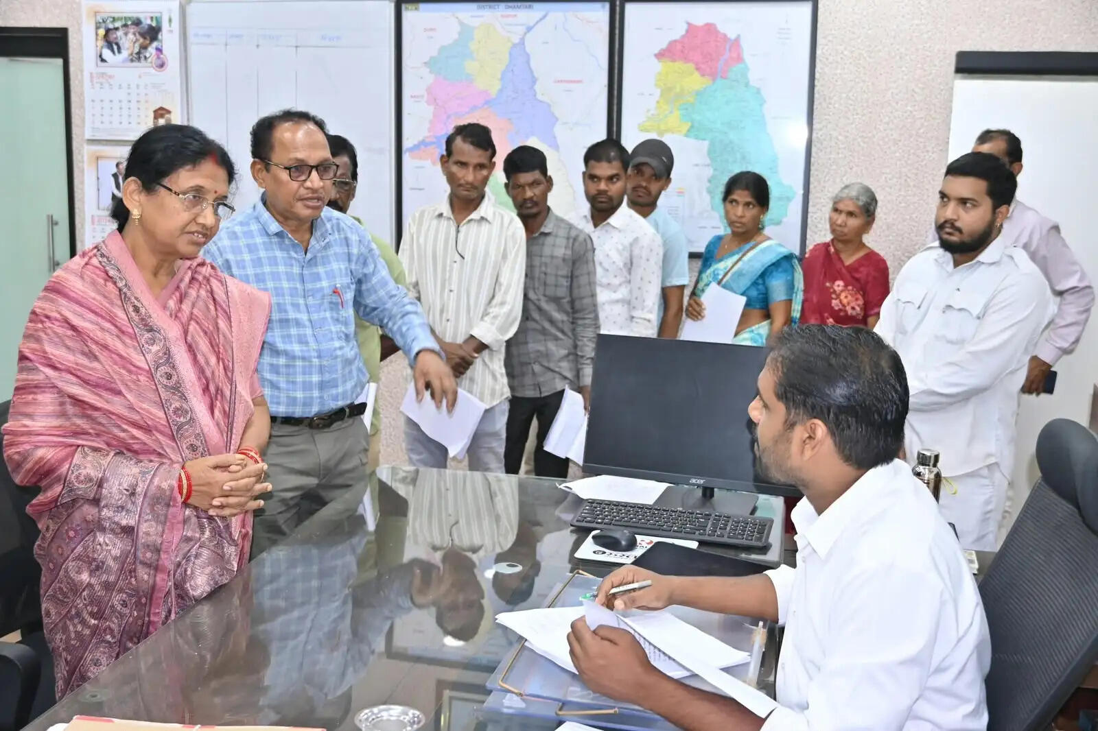 जनदर्शन में कलेक्टर ने सुनीं नागरिकों की समस्याएं, समय-सीमा में निराकरण के निर्देश