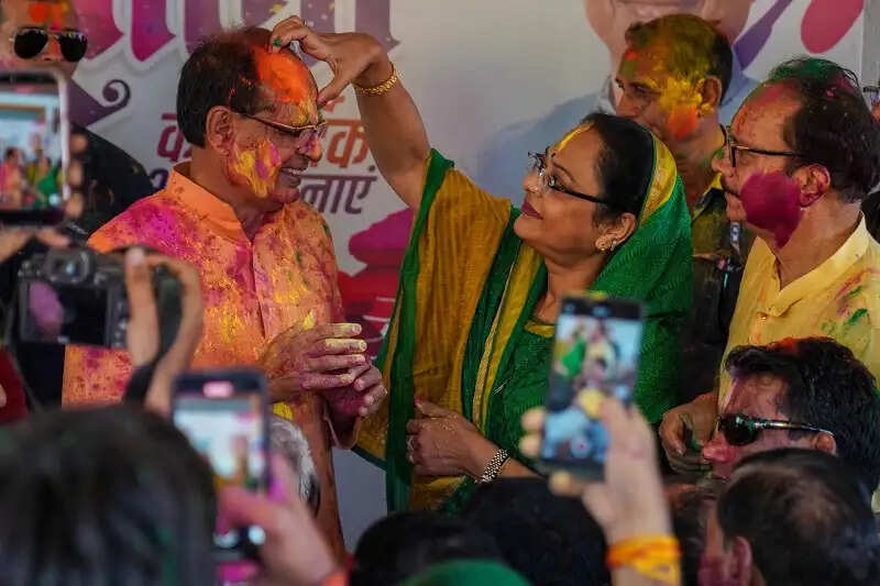 मध्य प्रदेश में धूमधाम से मना होली का त्योहार, विदेशी मेहमान भी फागुन के रंग में रंगे