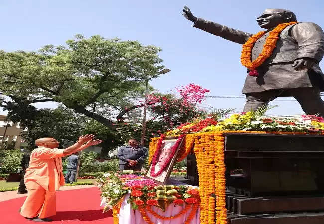 मुख्यमंत्री योगी ने हेमवती नंदन बहुगुणा को नमन किया