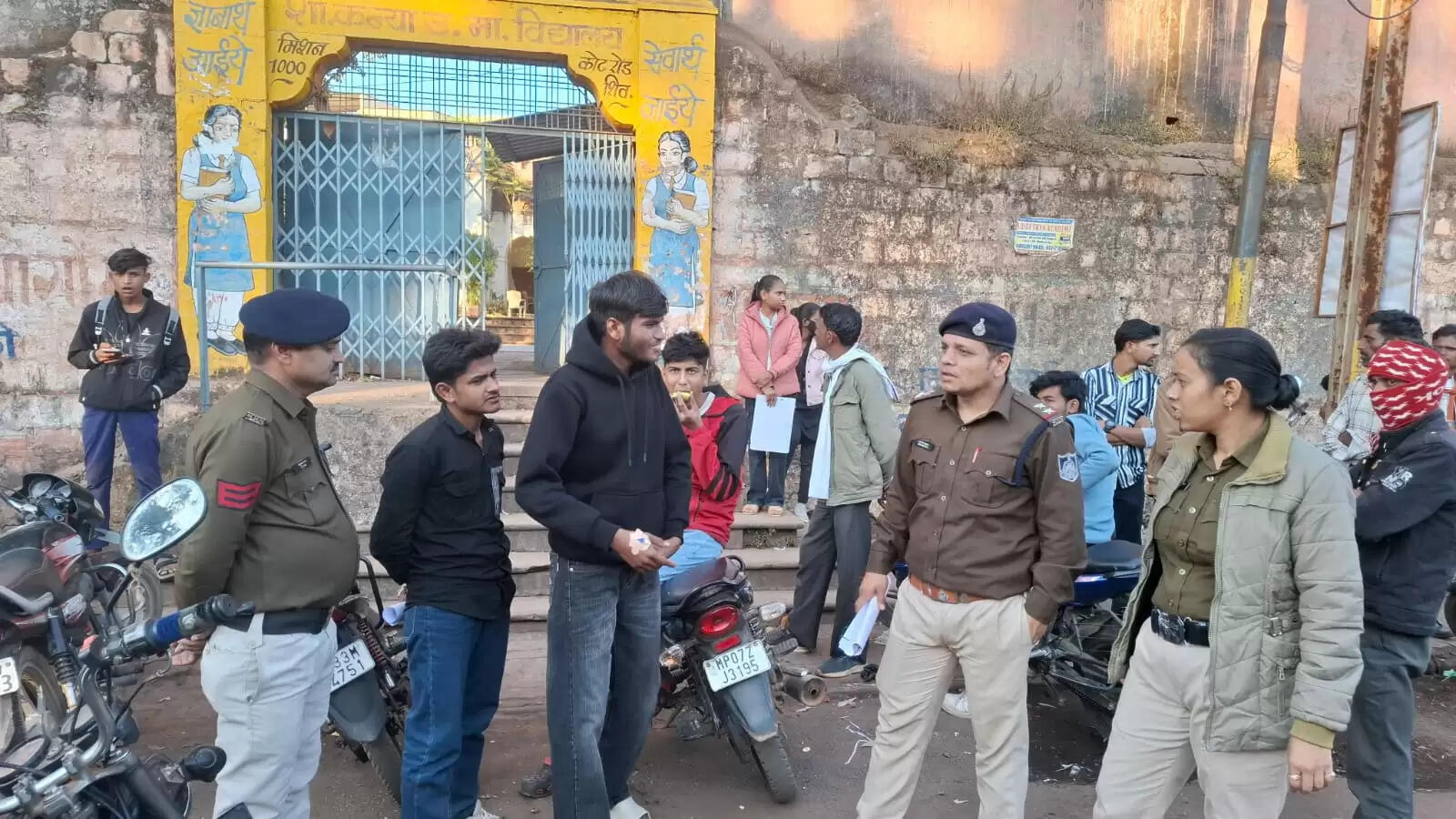 शिवपुरीः स्कूलों के आसपास घूमने वाले मनचलों पर पुलिस ने कसा शिकंजा