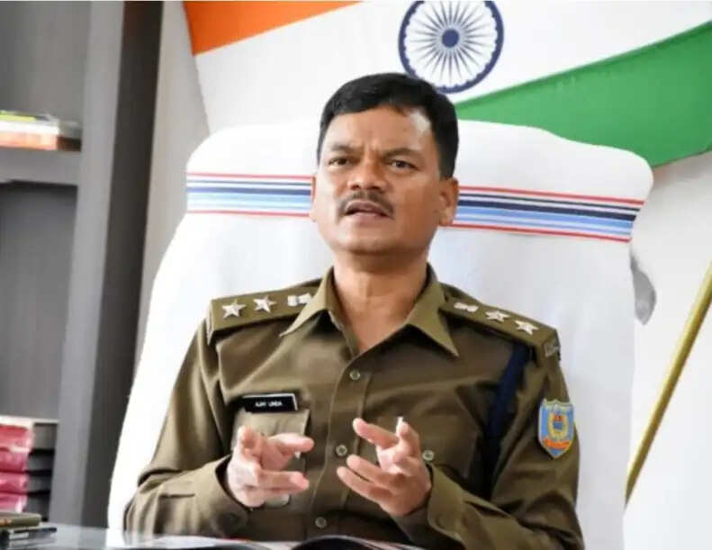 आईजी ने की सीआईडी मुख्यालय में लंबित कांडों की समीक्षा, दिए निर्देश