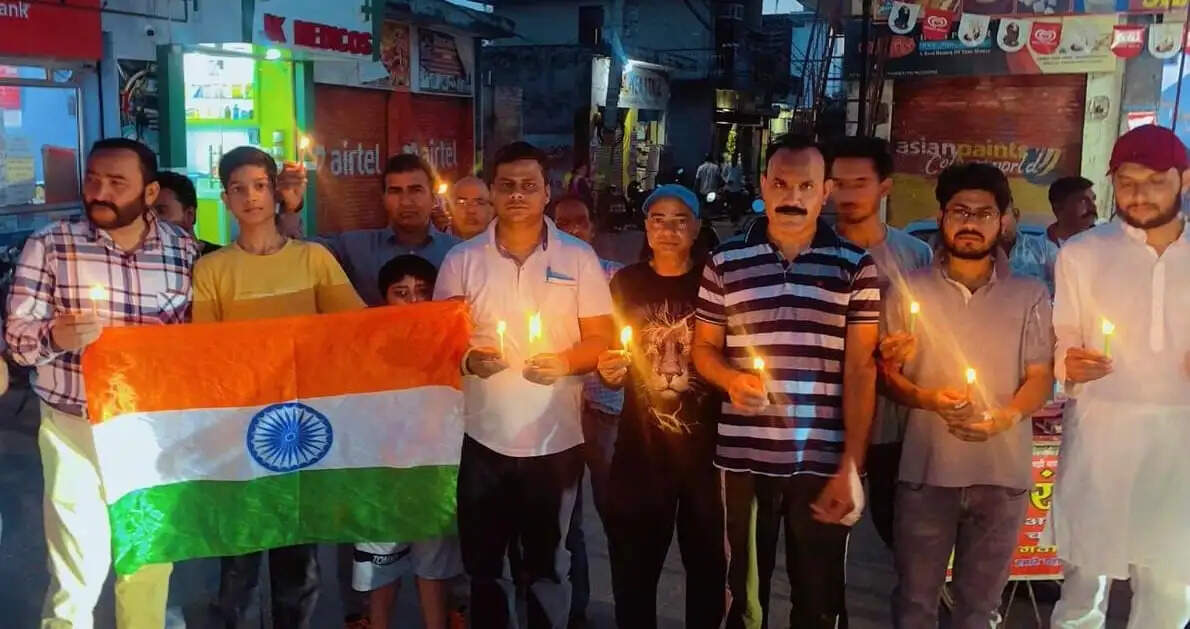 पहलगाम आतंकी हमले के शहीदों को दी श्रद्धांजलि, कैंडल मार्च निकला