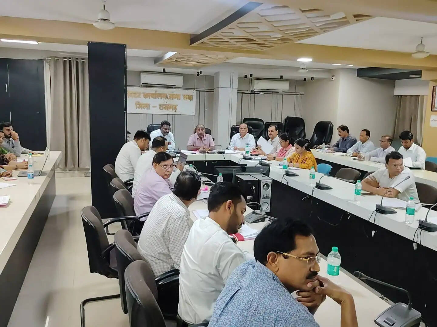 राजगढ़ः समय सीमा बैठक में कलेक्टर की सख्त कार्रवाई,अंत्येष्टि राशि में देरी पर सचिव निलंबित