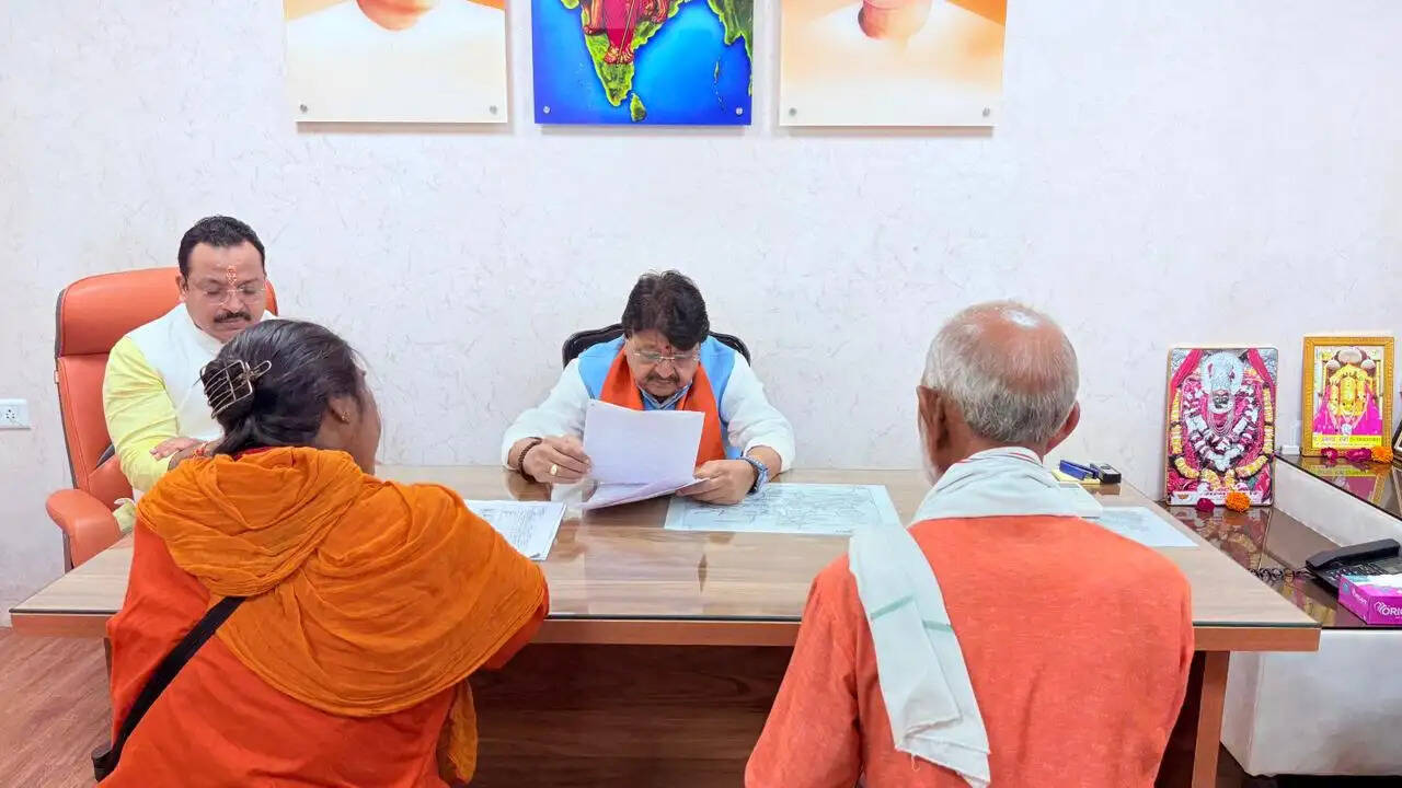 कार्यकर्ताओं की जनसमस्याएं सुनने भाजपा कार्यालय पहुंचे मंत्री कैलाश विजयवर्गीय,&nbsp;अधिकारियों को त्वरित निराकरण के निर्देश