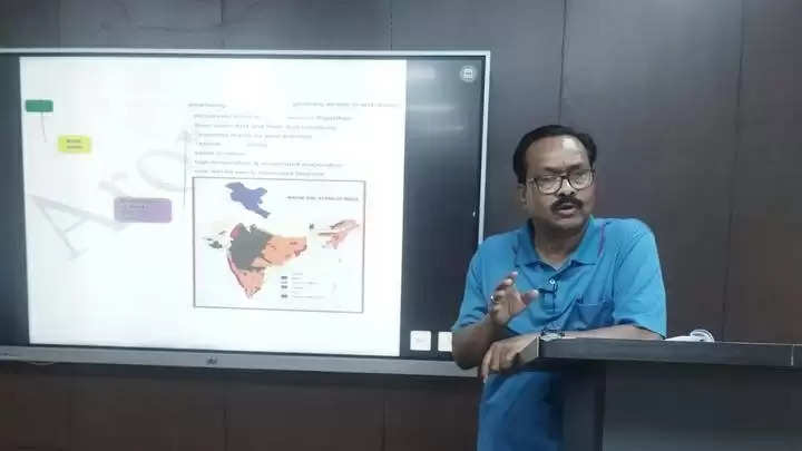जबलपुरः कमिश्नर ने ज्ञानाश्रय कोचिंग में मिट्टी के विभिन्न संरचनाओं के बारे बताया