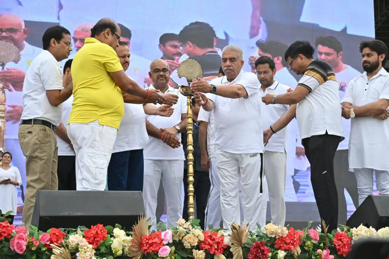 योग स्वस्थ भारत के संकल्प का प्रतीक, इसे दिनचर्या का हिस्सा बनाएं : राकेश सचान