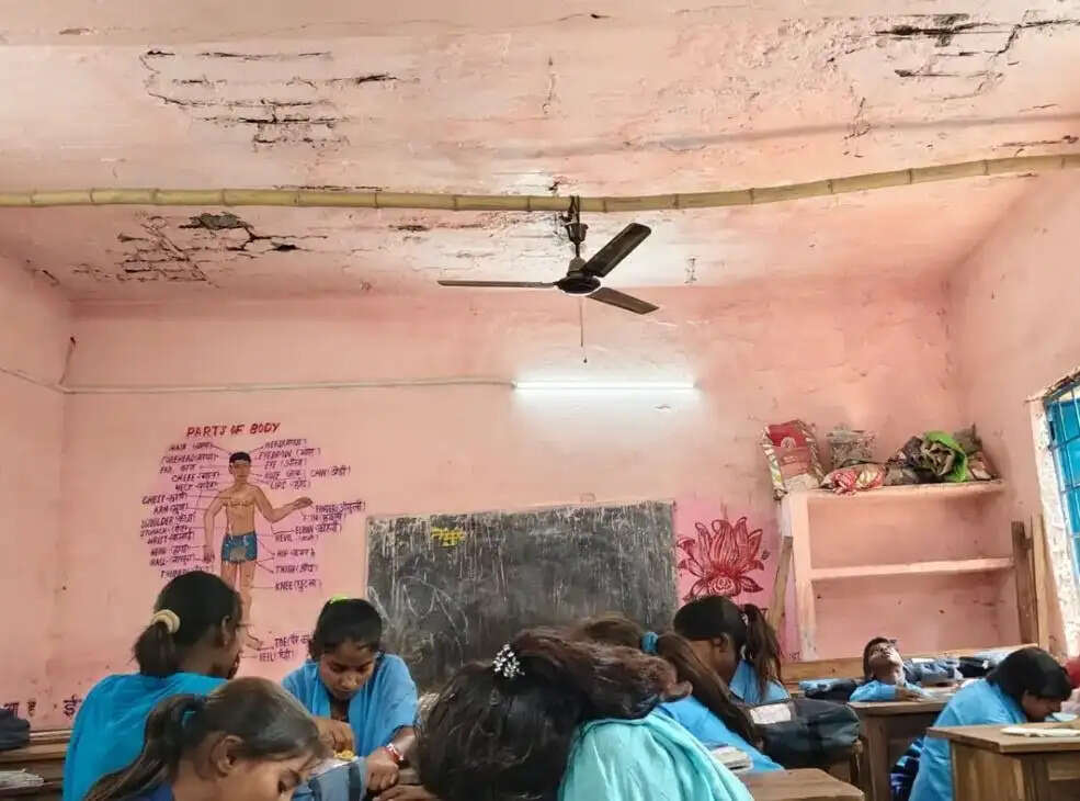 राघोपुर के स्कूल में जर्जर छत के नीचे पढ़ने को मजबूर बच्चे