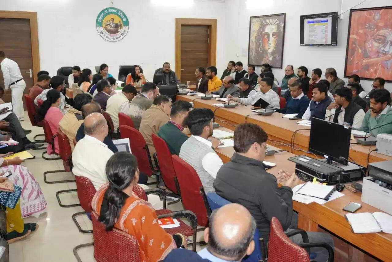 सिवनीः समय-सीमा बैठक में लंबित शिकायतों पर सख्ती, तीन अधिकारियों को नोटिस जारी