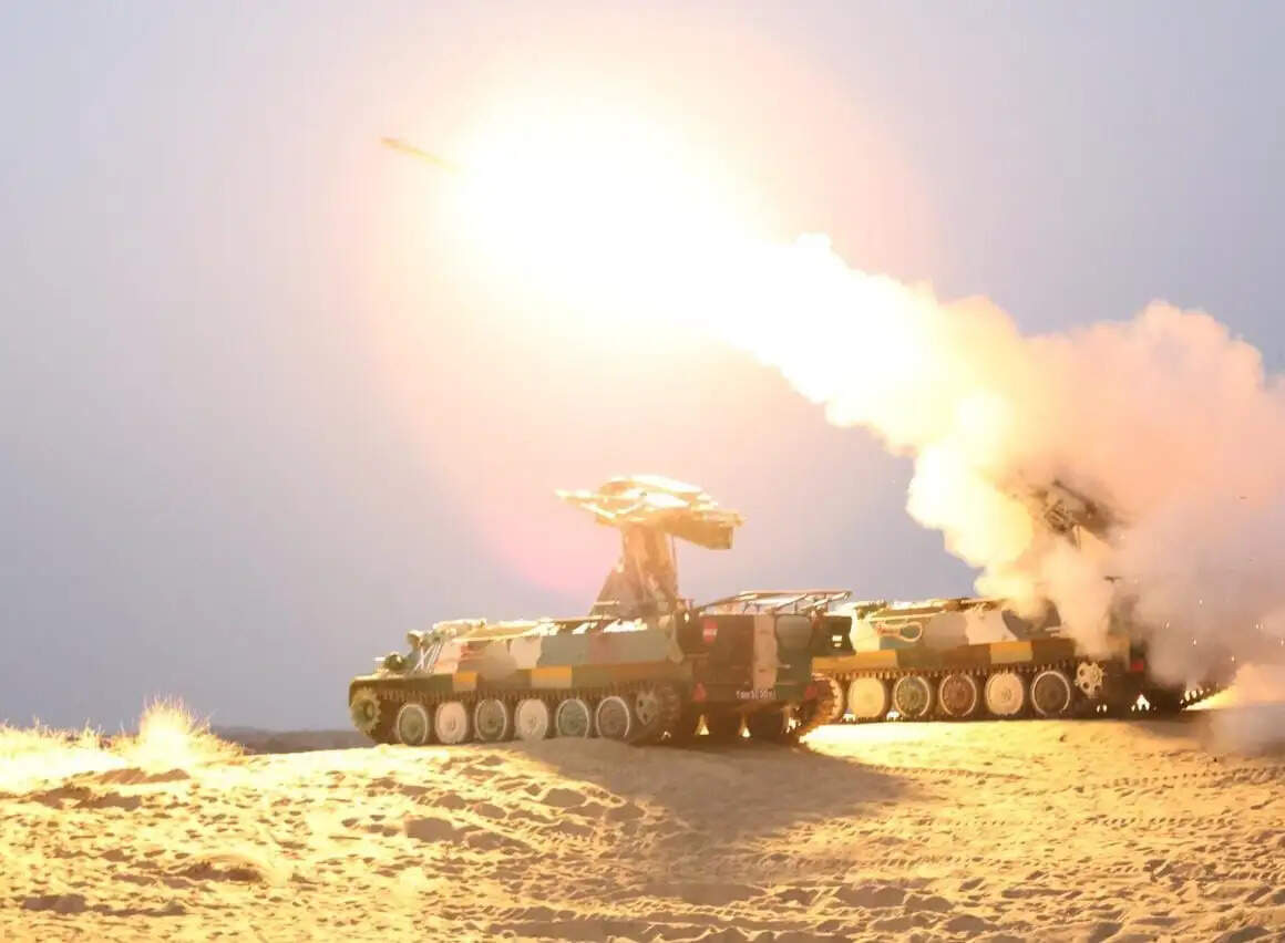 जैसलमेर के रेगिस्तान में भारतीय सेना ने किया युद्ध तैयारी और मारक क्षमता का प्रदर्शन