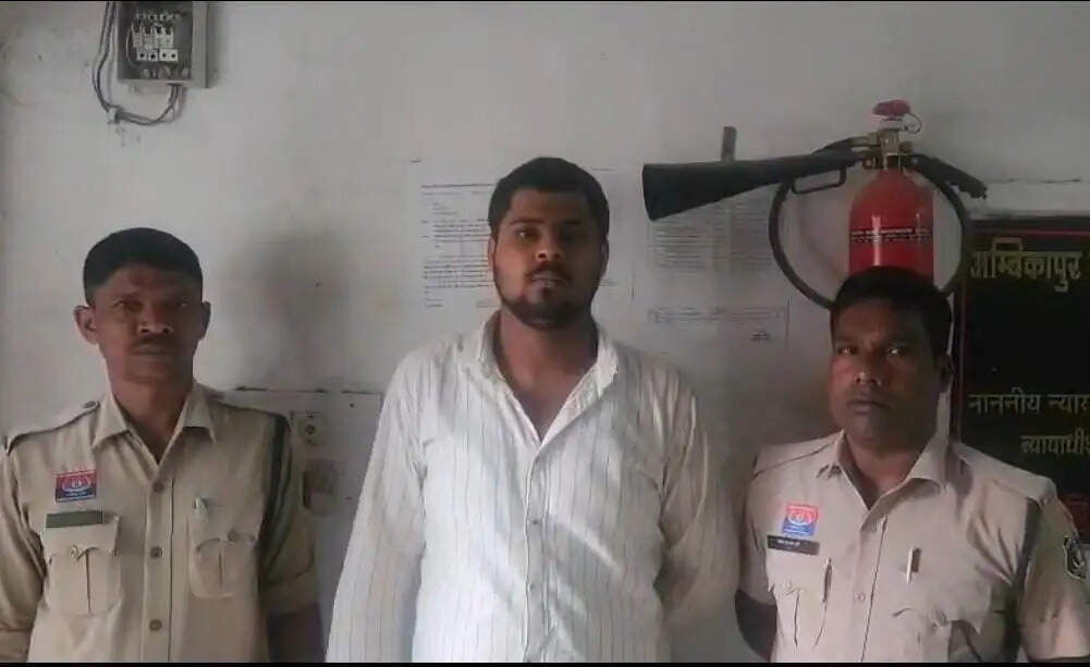 अम्बिकापुर : स्कूटी से बच्चा टकराने पर चाकू और बैट से हमला, आरोपित गिरफ्तार