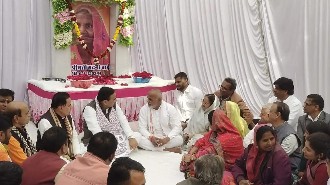 मुख्यमंत्री ने राज्यमंत्री की माता तथा विधायक पितलिया की माता को दी श्रद्धांजलि